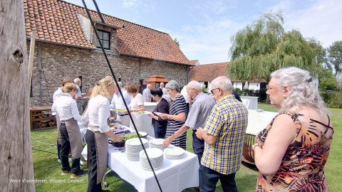 BBQ aanschuiven in de zon.