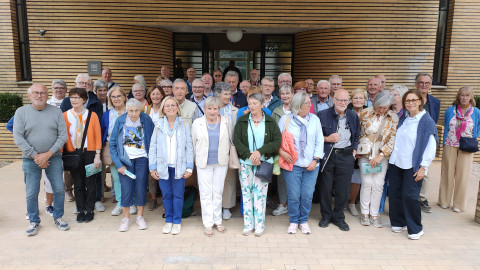 deelnemers op trap ingang Villa Cavrois
